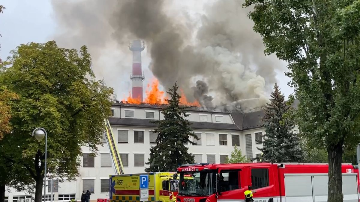 V Ústřední vojenské nemocnici hoří, plameny šlehají ze střechy